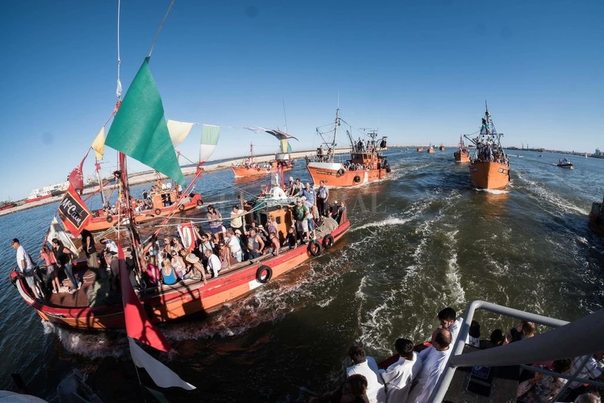 ELLITORAL_202071 |  Télam Una pintoresca flota de tradicionales lanchitas amarillas y otras embarcaciones encabezaron en Mar del Plata la procesión náutica por los pescadores y marinos desaparecidos en altamar.