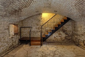 ELLITORAL_435382 |  Archivo Las emanaciones de radón son especialmente peligrosas en los sótanos porque están directamente en contacto con la tierra, de donde surge el radón, y porque es un gas mucho más pesado que el aire y tiende a irse hacia abajo.