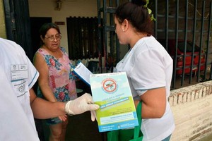 Guillermo Di Salvatore En territorio. Equipos de los gobierno provincial y municipal, con colaboración de la Escuela de Enfermería y de Cruz Roja, recorrieron viviendas de barrio Chalet para hacer descacharrado asistido y brindar información a los vecinos.