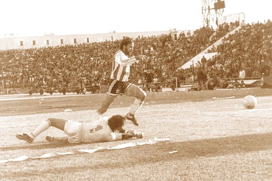 ELLITORAL_206832 |  Archivo El Litoral Gambeta larga a Wirzt. Fue en uno de los clásicos que se jugó en aquella temporada 88-89. Passucci intenta la gambeta larga ante la salida del  Flaco  Wirzt, el muy buen arquero que tuvo Colón ?junto con Civarelli? en ese campeonato.