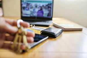 Archivo Espera. Esa llave que se extravió, o el DNI, todo puede llegar a estar aguardando por su dueño en un cajón de la oficina municipal.