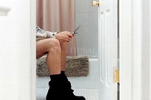 ELLITORAL_206904 |  Internet Los casos más comunes de muerte por el uso del celular en el baño se dan porque se usa el teléfono en la ducha o por las bacterias que quedan en el aparato al ingresar, sobre todo, en baños públicos.