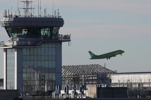ELLITORAL_203236 |  (REUTERS/Maxim Shemetov) El avión S7 Airlines de Rusia despega en el aeropuerto de Domodedovo a las afueras de Moscú, Rusia, el 2 de noviembre de 2017.