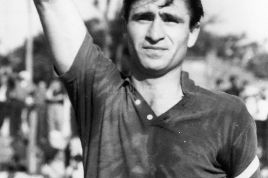 ELLITORAL_247866 |  Archivo El Litoral Alberto Pompeo Tardivo hacía sus primeras armas en Colón cuando le tocó jugar en ese recordado encuentro en Uruguay.