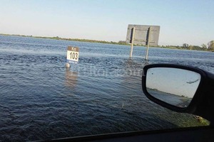 Agencia Provincial de Seguridad Vial. Corte de la autopista, a la altura del KM 103, por el desborde del arroyo Colastiné.
