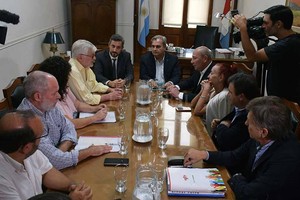 Gentileza Los dirigentes de ATE y UPCN volvieron a sentarse ayer a la mesa, junto a los funcionarios provinciales.