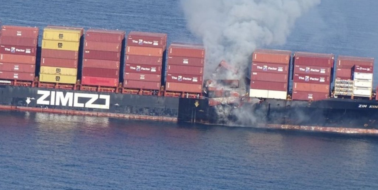 En Canadá se incendió un buque que transporta químicos y está despidiendo gas tóxico