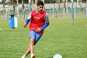 ELLITORAL_432595 |  Gentileza Prensa Alvarado Sebastián Jaurena, el volante que llega de Alvarado de Mar del Plata.  Juampi  Pumpido lo llevó al plantel profesional cuando dirigió al club marplatense.  Tiene intensidad y buena técnica , coinciden con Zurbriggen, que fue compañero de la nueva incorporación tatengue.