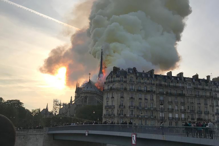 ELLITORAL_244240 |  DPA 15 April 2019, France, Paris: Smoke rises from the landmark Notre-Dame Cathedral as a fire has broken out in the Cathedral, potentially caused by renovation works. (Best possible image quality) Photo: Juan Cristobal Cruz Revueltas/dpa