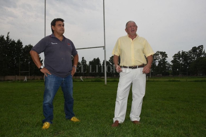 ELLITORAL_435410 |  Mauricio Garín Miguel Carughi y Norberto Carosso en la cancha. Ambos fueron dirigentes.
