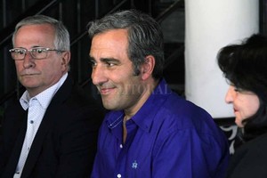 ELLITORAL_239630 |  Flavio Raina Osvaldo Miatello, Oscar  Cachi  Martínez y Verónica Baro Graf, durante la conferencia de prensa. El ahora candidato a diputado provincial dijo tener  un gran respeto  por Roberto Lavagna.