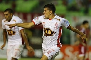 ELLITORAL_235905 |  Internet Diego Mendoza, festejando un gol con la camiseta de Huracán
