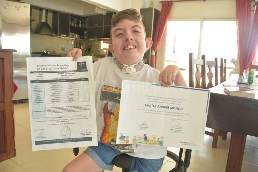 ELLITORAL_428259 |  Flavio Raina La libreta y el reconocimiento que recibió al finalizar 7° grado. En la mesa quedó el libro sobre 500 Dinosaurios que recibió como regalo del Ministerio de Educación.