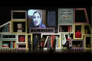 Gentileza de la artista La ceremonia de premiación: Sabio participando desde la pantalla, con Ebrahimi en el escenario (con el premio en la mano).