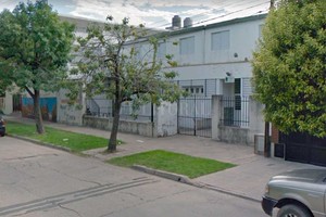 Captura de Pantalla - Google Street View La escuela está ubicada frente al Parque Garay, sobre Av. Presidente Perón.