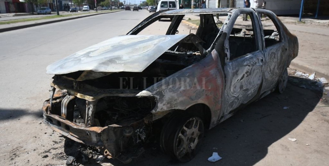 Hallan un cadáver en el baúl de un auto incendiado en Rosario