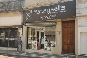 ELLITORAL_202579 |  Guillermo Di Salvatore Walter y Marisa . Las cámaras de seguridad del local ubicado en Hipólito Irigoyen al 2700 registraron el accionar de los delincuentes.