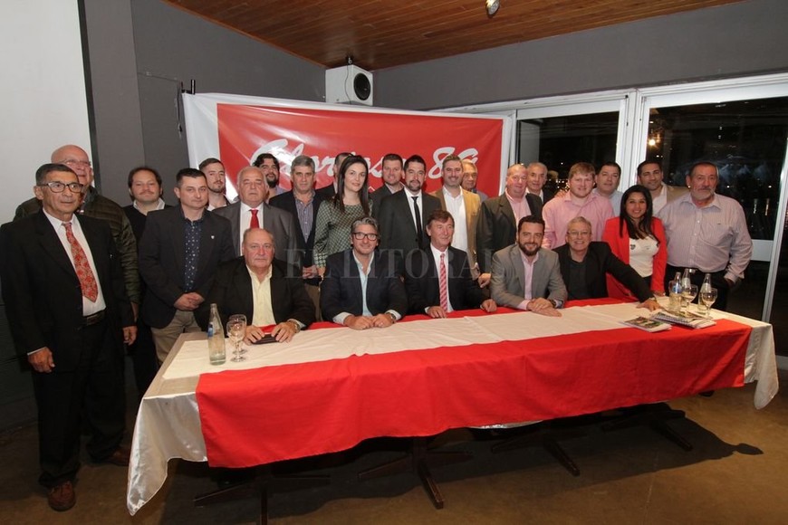 ELLITORAL_247314 |  Pablo Aguirre Caras y nombres conocidos. Tanto Rubén Decoud, como Julio César Lofeudo y Diego Sales, conocen de qué se trata: fueron dirigentes en distintas comisiones directivas del pasado. En el caso del Licenciado Raúl Lozada, su capacidad es total en las actividades deportivas. Aparecen apellidos históricamente tatengues como Gueseloff e incluso ex jugadores de la institución.