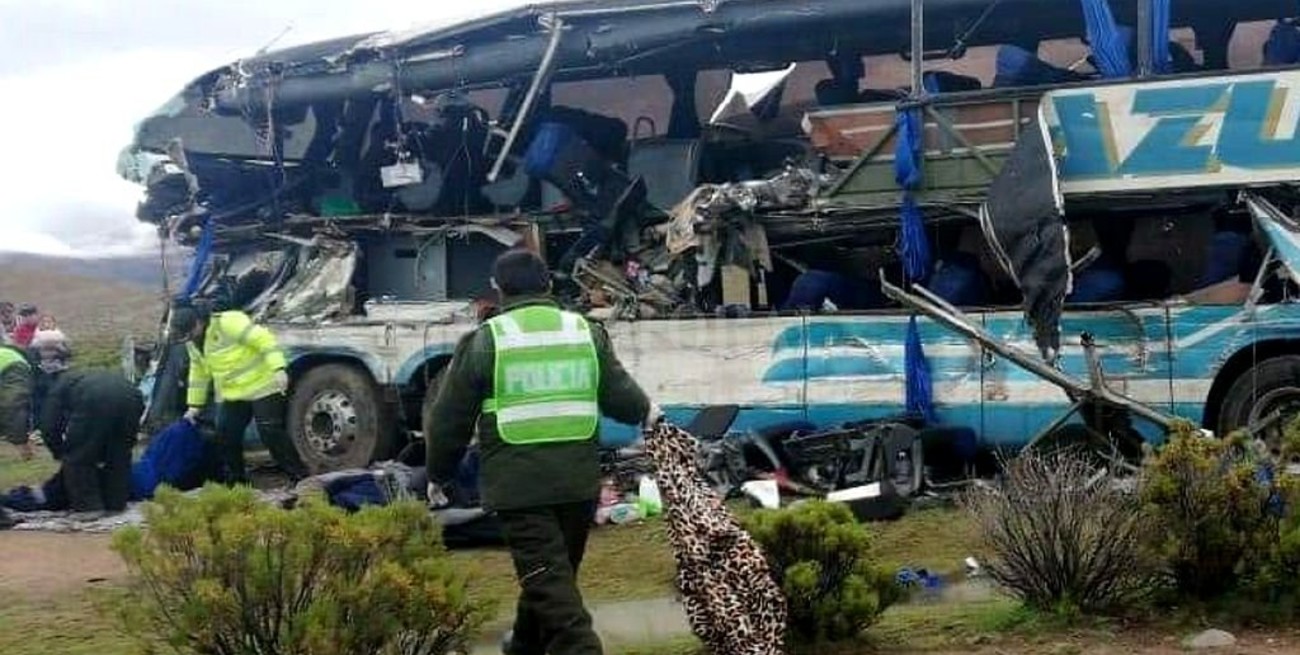 Al menos 22 muertos y 37 heridos en un choque frontal de autobuses en Bolivia 