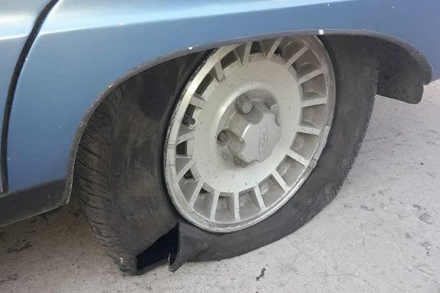 ELLITORAL_246969 | Gentileza Más allá de la ironía y el humor, esto es un caso real y serio. Quiero contarles que el día viernes 26/04/19 en un lapso de 5 horas, fueron 5 en total los autos que reventaron gomas en este pozo, sin contar los que corrieron riesgo o despistaron de la ruta por las lluvias y el barro acumulado , describió Hernán Frattini.