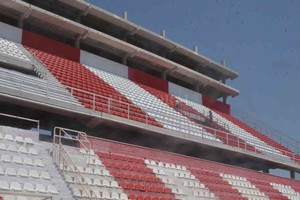 ELLITORAL_409219 |  Guillermo Di Salvatore Más de 27.000 lugares. Con las 1.190 butacas (foto) de la nueva tribuna alta sur, el estadio 15 de Abril quedó habilitado para un cifra neta más que interesante. Con el aforo al cincuenta por ciento, unos 13.500 tatengues podrán estar en el retorno del público ante Platense.