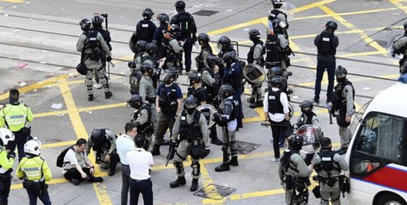 Dos heridos graves tras otra jornada de protestas en Hong Kong