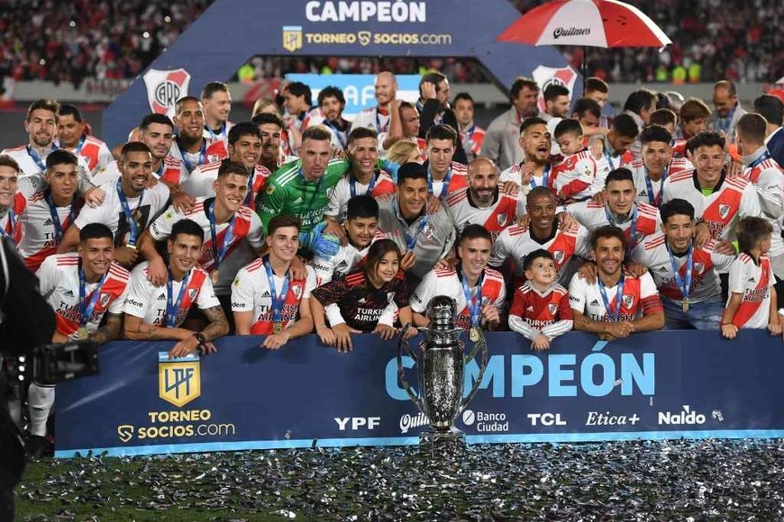 ELLITORAL_420858 |  Gentileza El plantel con el trofeo de la Liga Profesional de Fútbol. Una cuenta pendiente que ya fue saldada.