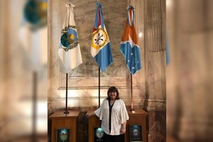 ELLITORAL_241604 |  Gentileza entrevistada EN POSITIVO.  A lo largo de mi vida me he tenido que reinventar. He tenido una vida con muchas dificultades, y siempre he tratado de ver el vaso medio lleno, de decir que esto va a pasar , expresó Gómez Centurión.