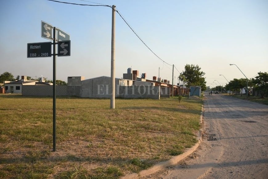 ELLITORAL_432723 |  Manuel Fabatia Av. Riccheri y Moreno, uno de los ingresos principales al Barrio de ATE, en el que vive un centenar de familias, es decir aproximadamente unas 400 personas. Territorialmente pertenecen a la jurisdicción de Vecinal Adelina Centro.