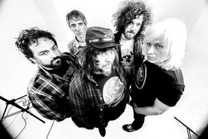 Gentileza Producción El quinteto tiene muchas historias para contar, desde Massacre Palestina hasta Biblia Ovni .