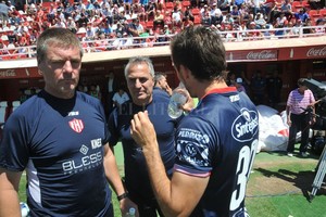 Mauricio Garín Todos trabajan, todos conformes. Leo Madelón, entre el kinesiólogo Sergio Magnín y Mauro Pittón, en un alto del partido: Por suerte vino el gol tempranero en el segundo tiempo y eso ayudó, porque después entró a jugar la desesperación y Godoy Cruz se cansó, finalmente sumamos de a tres, que era lo que pretendíamos, para seguir prendidos arriba .