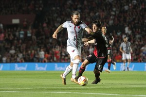 Archivo El Litoral Franco Zuculini, que fue de menor a mayor con la camiseta de Colón desde el mismo momento que llegó a Santa Fe de la mano del Barba Eduardo Domínguez. Ahora, con Matías Fritzler y el colombiano Célis descartados, sería importante que el barbado todocampista pueda estar a disposición para el partido con Talleres del domingo.