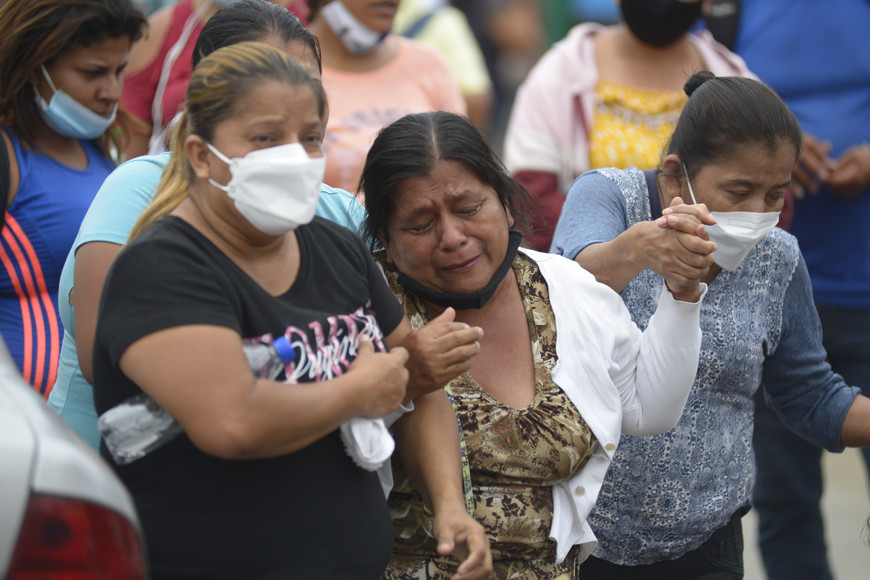 ELLITORAL_417736 |  Gentileza (211113) -- GUAYAQUIL, 13 noviembre, 2021 (Xinhua) -- Mujeres reaccionan frente a la Penitenciaría del Litoral después de un enfrentamiento al interior de la cárcel, en Guayaquil, Ecuador, el 13 de noviembre de 2021. Al menos 58 presos murieron y otros 12 resultaron heridos en un nuevo enfrentamiento registrado en una cárcel de la ciudad ecuatoriana de Guayaquil, informaron el sábado autoridades locales y de la Policía Nacional. (Xinhua/Marcos Pin) (rtg) (ra) (da)