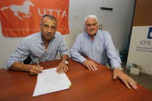 ELLITORAL_426618 |  Gentileza Luis Alberto Leguiza, Tesorero de Utta, junto a Carlos Morcillo, presidente del Jockey Club Santa Fe.