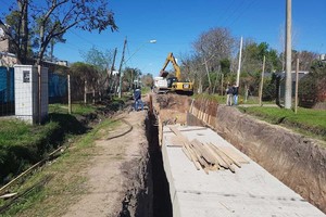 ELLITORAL_190708 |  Gentileza Prensa de la Provincia Mejora sustancial. Imagen de los trabajos sobre calle Roverano. El canal entubado beneficiará a un amplio sector de la ciudad de Santo Tomé, históricamente afectada por el agua.