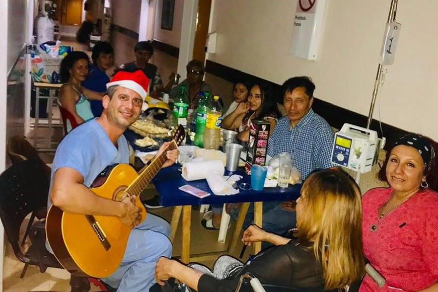 ELLITORAL_243378 |  Gentileza. Un año nuevo diferente en el pasillo del Hospital Argerich.