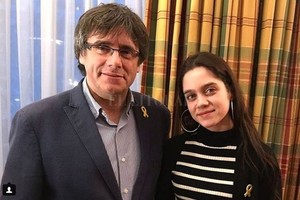 ELLITORAL_198864 |  Instagram Laura es una ciudadana catalana que se acercó al  ex president  en Bruselas. Votará por primera vez y dijo que lo hará por él.