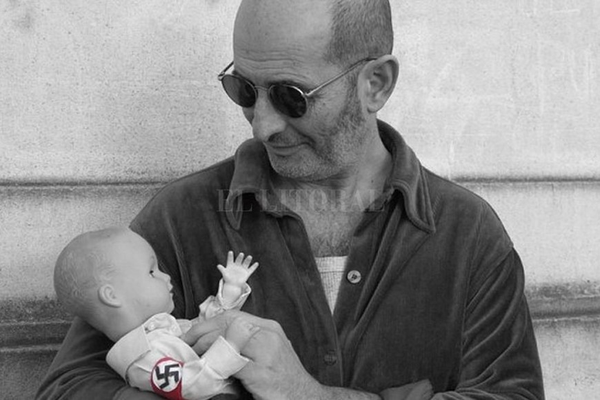 ELLITORAL_274757 |  Captura de Internet Langer  juega  con una idea muy recurrente en política o religión: no hay mesías; o nos salvamos todos o no se salva nadie.