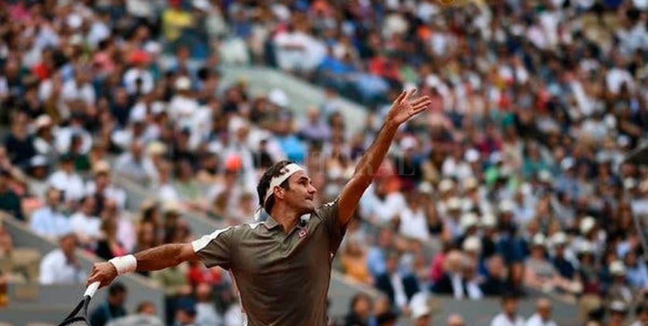 Federer, mientras hace historia, avanza en Roland Garros