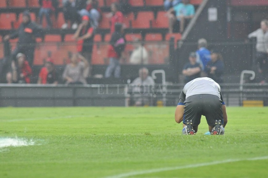 ELLITORAL_208031 |  Mauricio Garín El arquero de Vélez se la bancó. La imagen lo muestra a César Rigamonti sufriendo la explosión de la segunda bomba, la que cayó muy cerca de su humanidad. De todos modos, tras recibir atención médica durante cinco minutos, le dijo al árbitro que podía seguir jugando.
