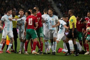 ELLITORAL_242319 |  Archivo Todos contra todos. La imagen corresponde a uno de los pasajes  calientes  del partido entre Argentina y Marruecos, que terminó 1 a 0 a favor del seleccionado albiceleste gracias al gol de Ángel Correa.
