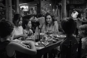 ELLITORAL_236020 |  Gentileza Netflix La debutante Yalitzia Aparicio (a la izquierda) y la experimentada Marina de Tavira (al centro) como la mucama Cleo y la señora Sofía, candidatas como Mejor Actriz y Mejor Actriz Secundaria.