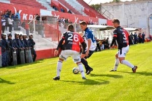 Archivo. La imagen de Colón-Acassuso por la Copa Argentina en la cancha de Instituto de Córdoba. Fue en el mes de mayo de 2015: los 90 minutos terminaron 0 a 0 pero en la tanda de penales el humilde equipo del ascenso eliminó a Colón. Ahora nos toca de nuevo el mismo rival, pero nos agarra en momentos diferentes. En esta oportunidad, tenemos partidos importantes por el ascenso, cosa que en 2015 no pasaba , admite Alejandro Friedrich, que en en aquella ocasión era jugador y esta tarde será el DT del rival sabalero.