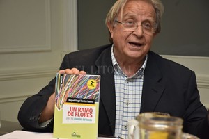 Luis Cetraro Retribución. Ante el reconocimiento, Santos Guerra obsequió su último libro  Un ramo de flores para los docentes del mundo .