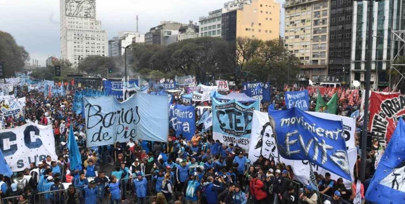 Los movimientos sociales marchan a Plaza de Mayo para apoyar al gobierno