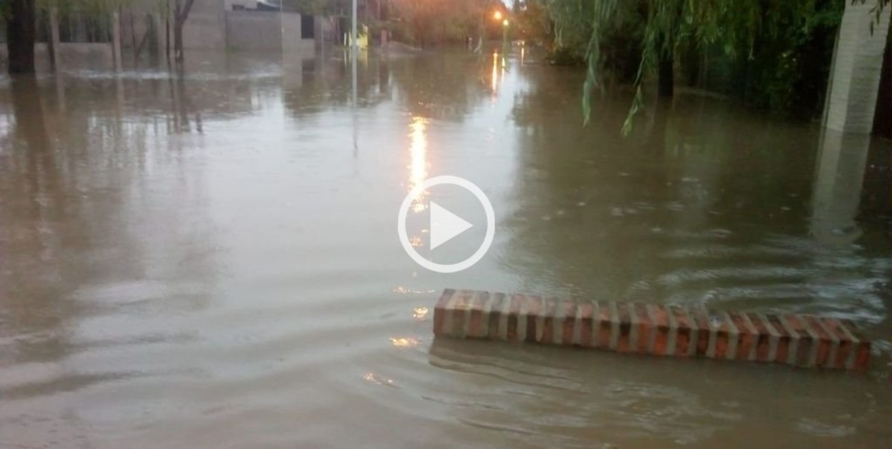 Sauce Viejo: Calles inundadas y agua en algunas casas