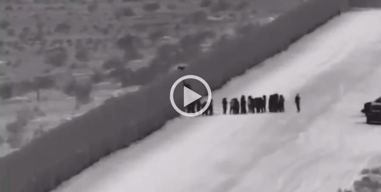 Grabaron a 118 migrantes saltando el muro entre México y EEUU con una escalera