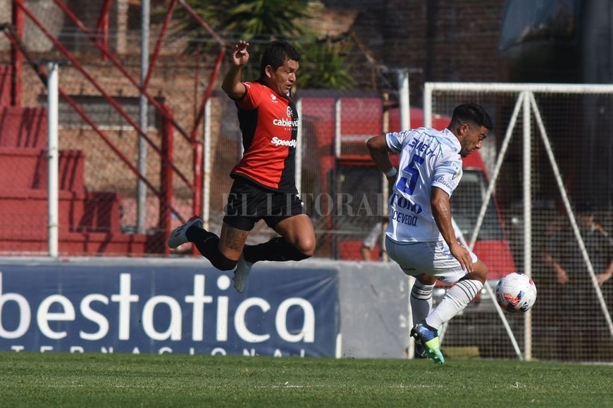 ELLITORAL_438536 |  Mauricio Garín El salto elástico del Pulga Rodríguez en su intento por ir a quitarle la pelota a Nelson Acevedo. Otra vez apareció en toda su dimensión para aportar una genialidad y permitir la llegada del gol de Colón.