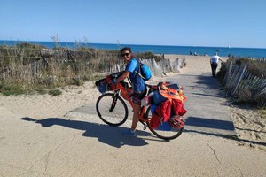 ELLITORAL_242360 |  Gentileza Pura sonrisa. La viajera está feliz por todo lo que le está ocurriendo, día tras día, en su aventura. Aquí, en Marsella.