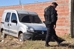 ELLITORAL_243509 |  Flavio Raina En Alvear 8800. Apareció la Renault Kangoo propiedad del presidente comunal de Candioti.